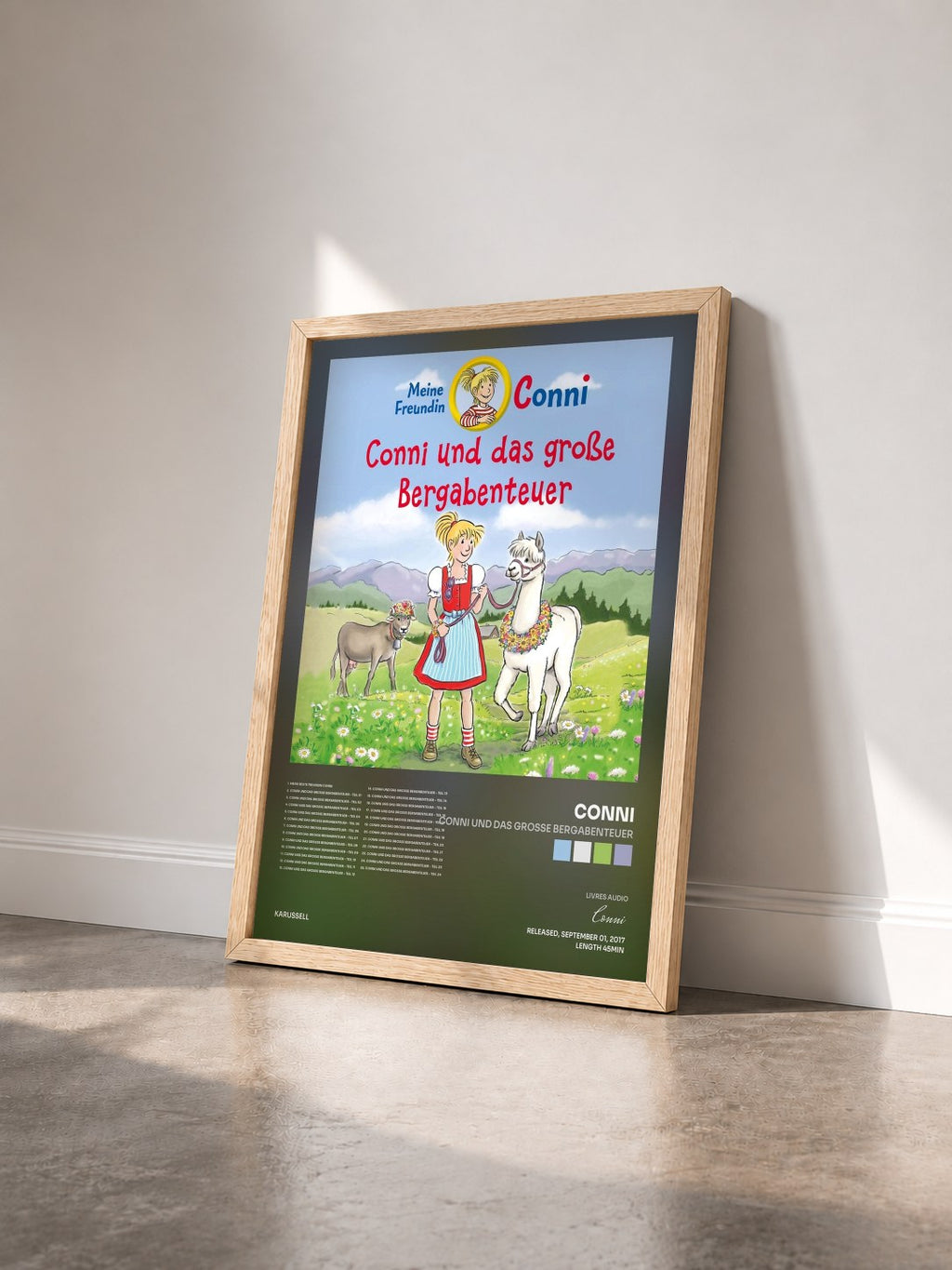 #bois Tableau de l'album Conni und das große Bergabenteuer de Conni vu de trois quarts, cadre en bois brut