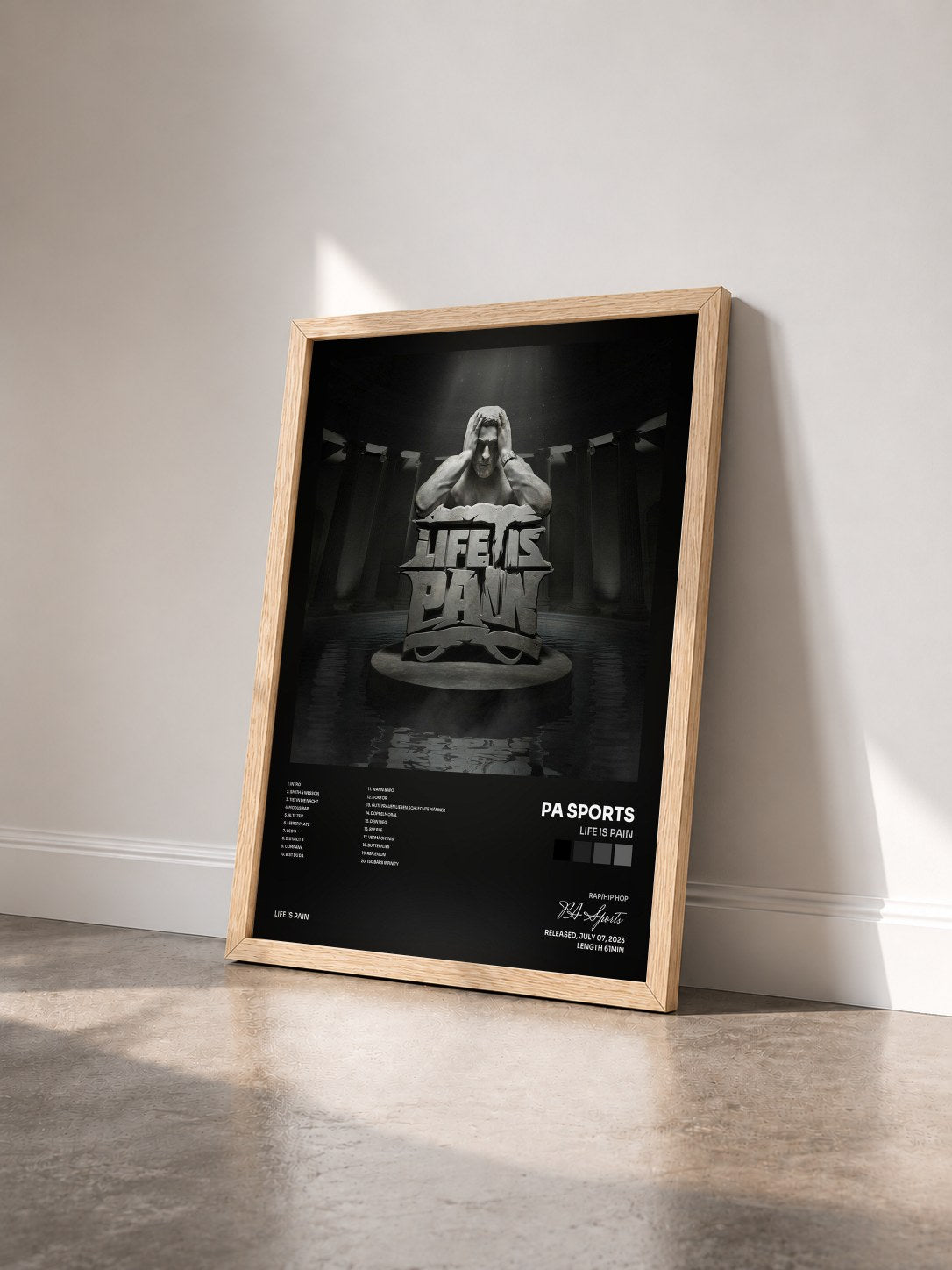 #bois Tableau de l'album LIFE IS PAIN de PA Sports vu de trois quarts, cadre en bois brut