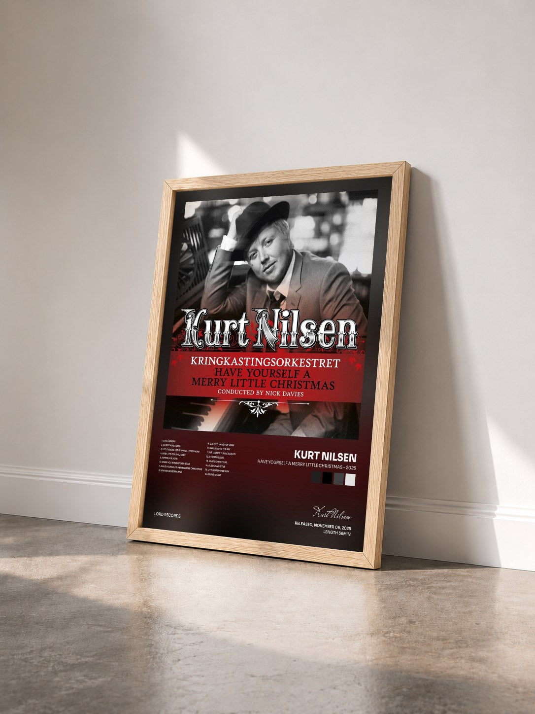 #bois Tableau de l'album Have Yourself A Merry Little Christmas - 2025 de Kurt Nilsen vu de trois quarts, cadre en bois brut