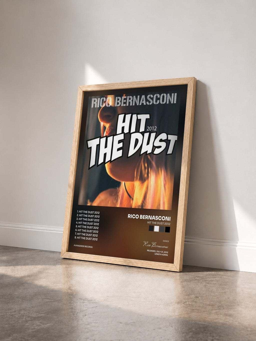 #bois Tableau de l'album Hit the Dust 2012 de Rico Bernasconi vu de trois quarts, cadre en bois brut