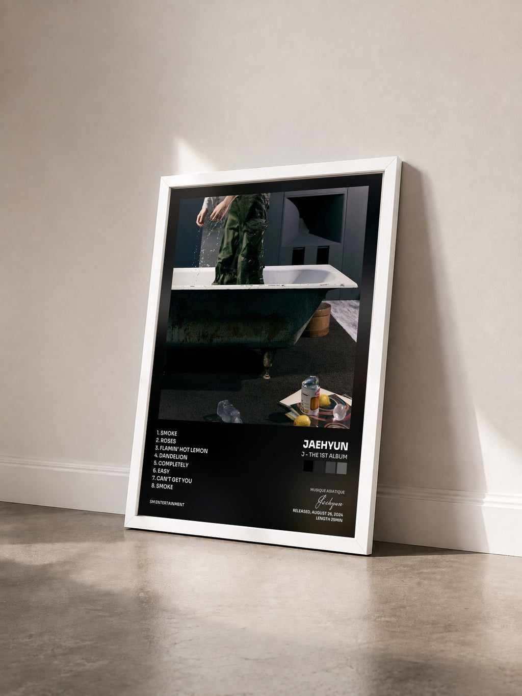 #blanc Tableau de l'album J - The 1st Album de Jaehyun vu de trois quarts, cadre blanc