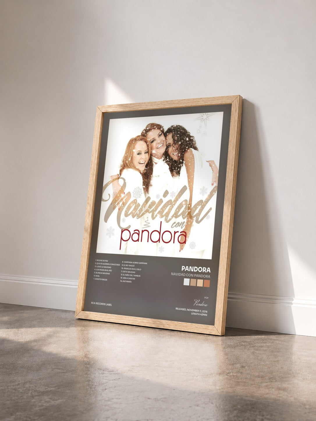 #bois Tableau de l'album Navidad con Pandora de Pandora vu de trois quarts, cadre en bois brut