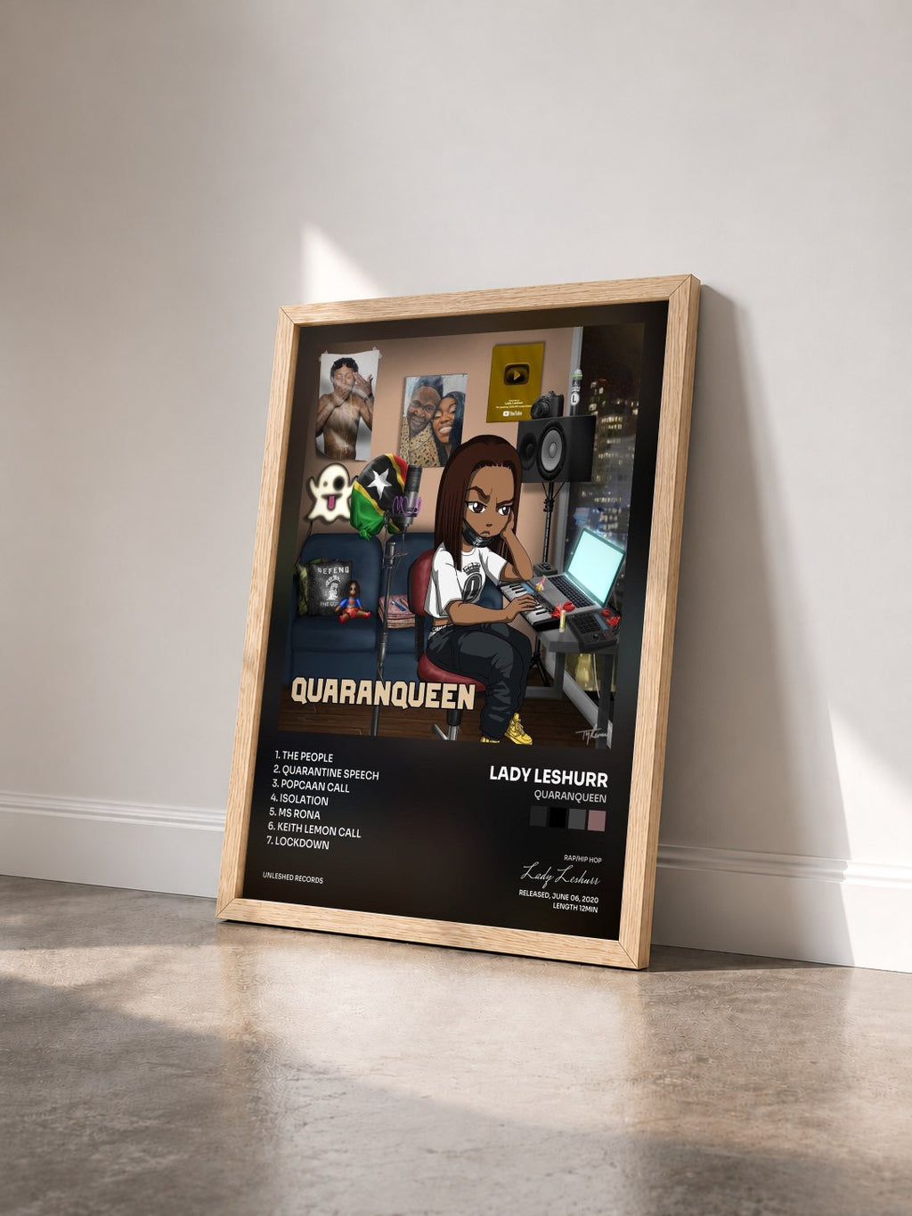 #bois Tableau de l'album Quaranqueen de Lady Leshurr vu de trois quarts, cadre en bois brut