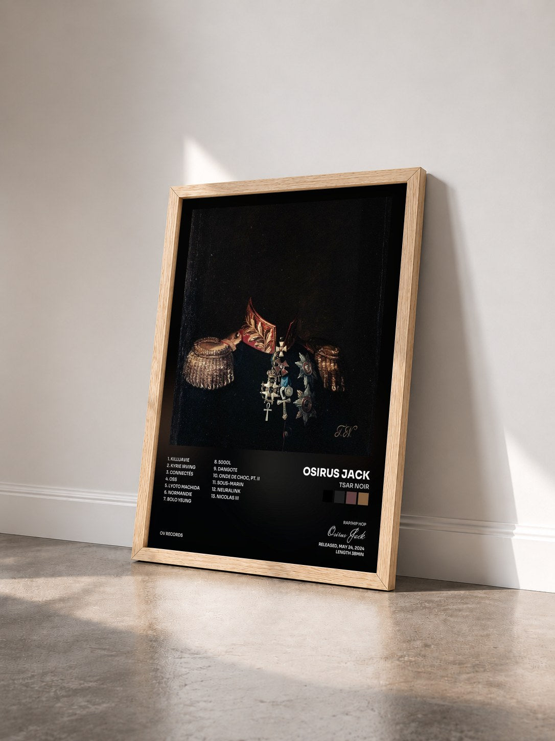 #bois Tableau de l'album TSAR NOIR de Osirus Jack vu de trois quarts, cadre en bois brut