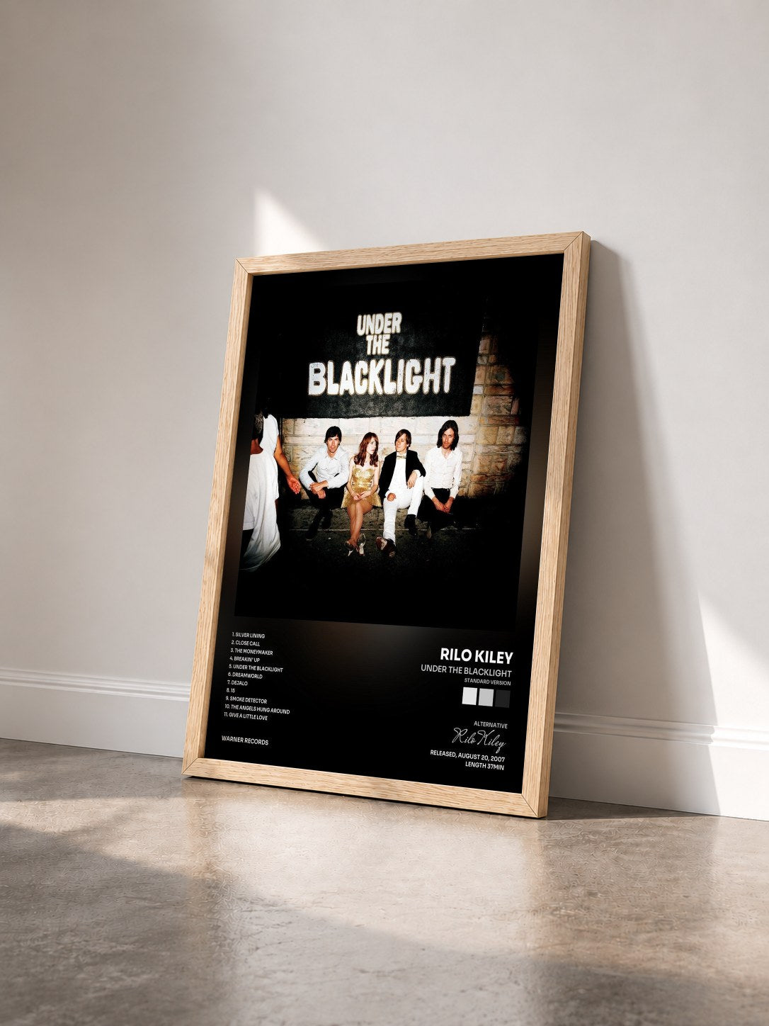 #bois Tableau de l'album Under The Blacklight (Standard Version) de Rilo Kiley vu de trois quarts, cadre en bois brut