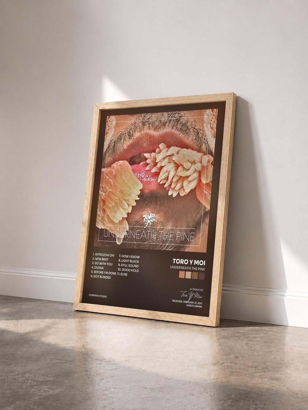 #bois Tableau de l'album Underneath The Pine de Toro Y Moi vu de trois quarts, cadre en bois brut