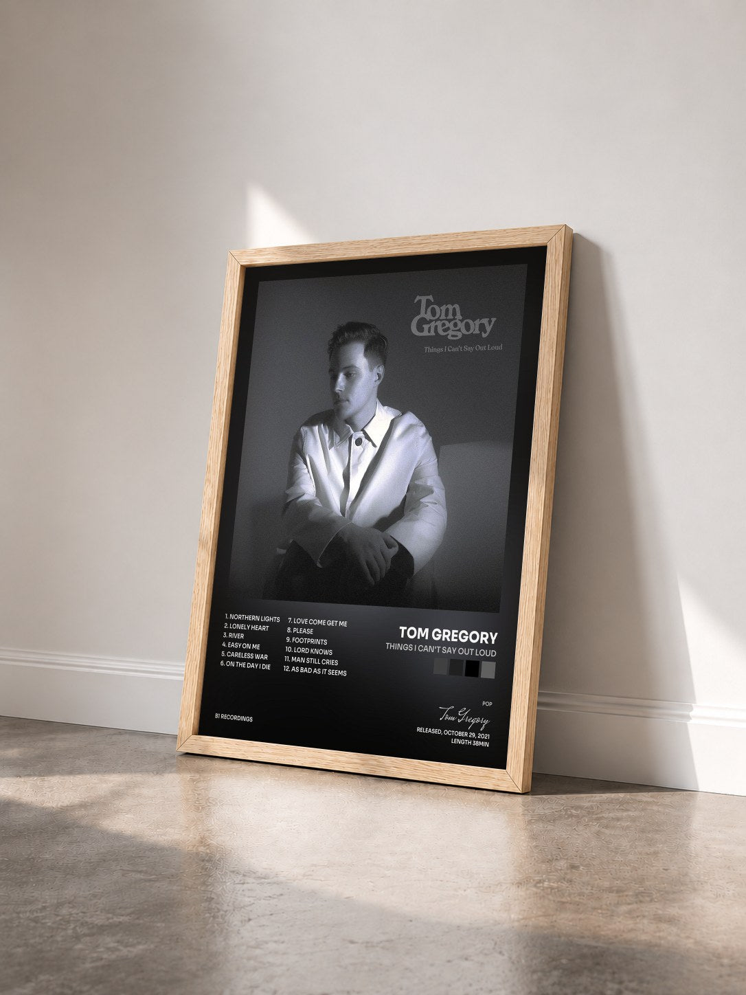 #bois Tableau de l'album Things I Can't Say Out Loud de Tom Gregory vu de trois quarts, cadre en bois brut