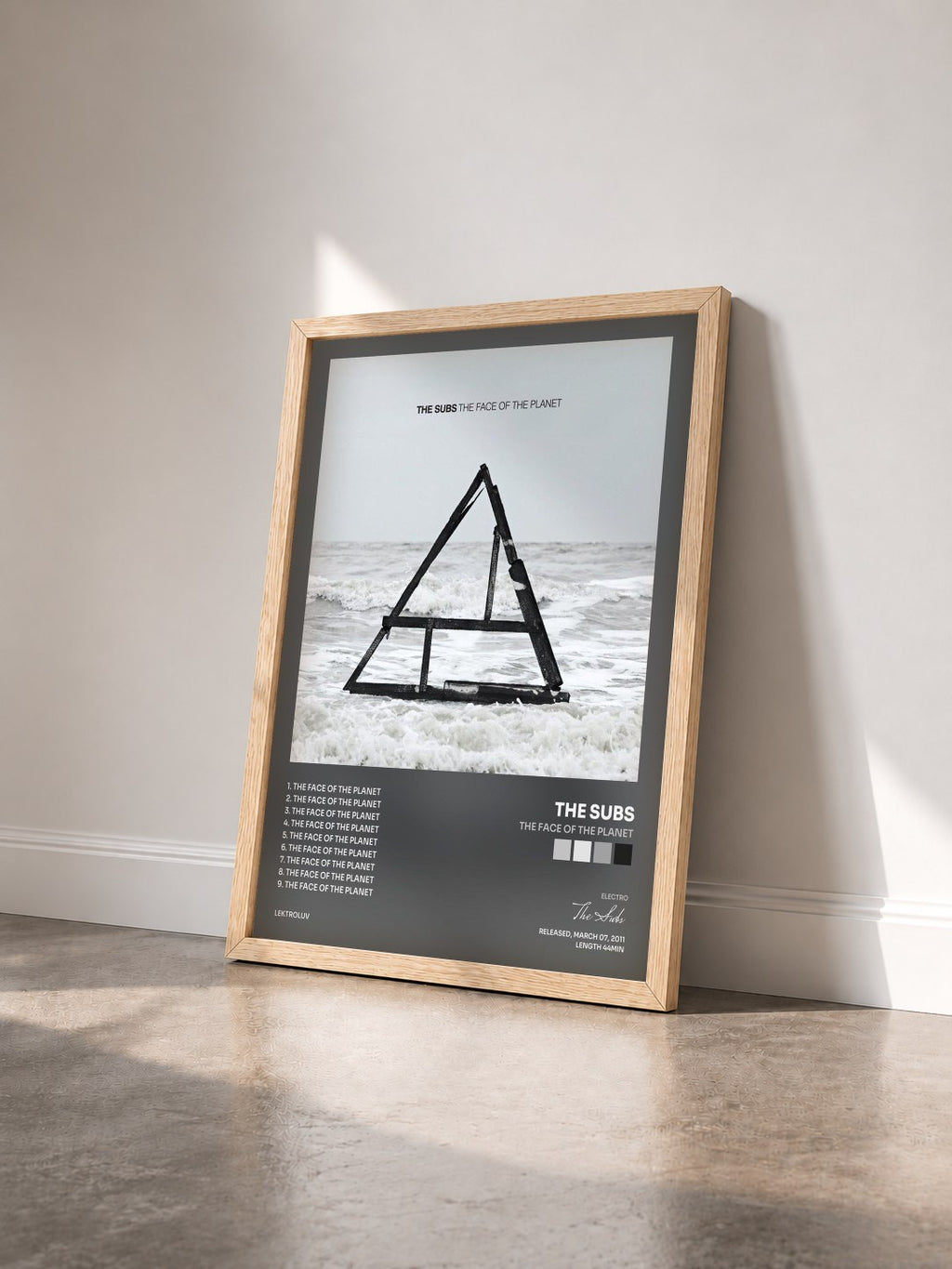#bois Tableau de l'album The Face Of The Planet de The Subs vu de trois quarts, cadre en bois brut