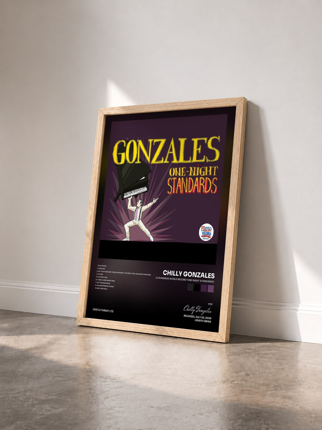 #bois Tableau de l'album Le Guinness World Record 'One Night Standards' de Chilly Gonzales vu de trois quarts, cadre en bois brut