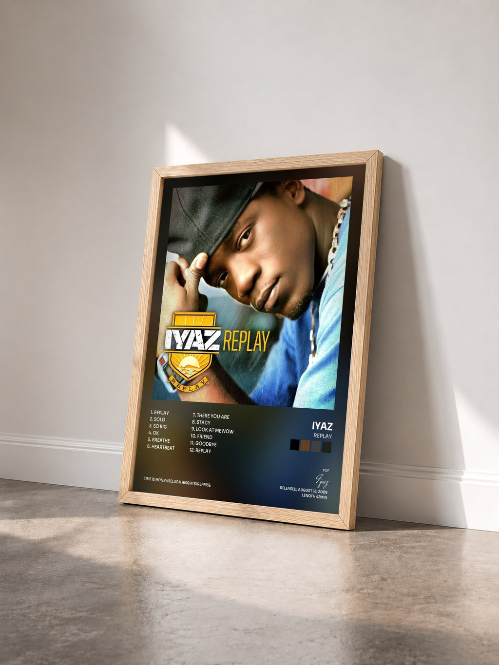 #bois Tableau de l'album Replay de Iyaz vu de trois quarts, cadre en bois brut