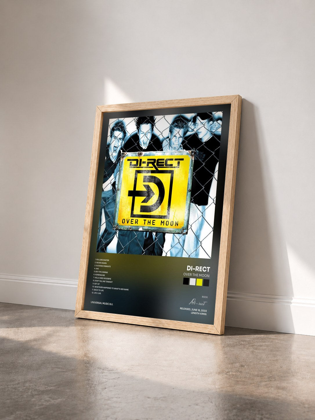 #bois Tableau de l'album Over The Moon de Di-rect vu de trois quarts, cadre en bois brut