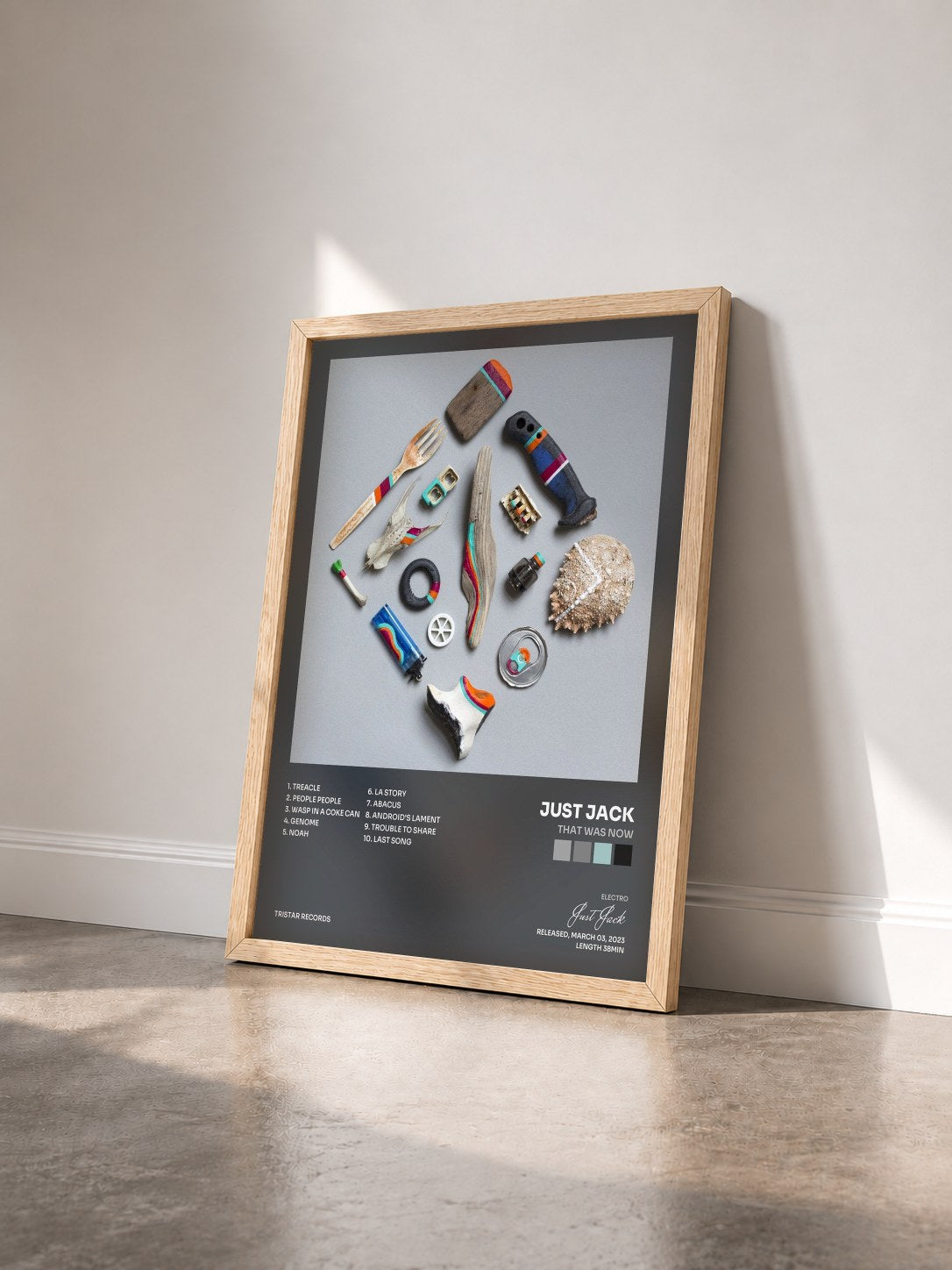 #bois Tableau de l'album That Was Now de Just Jack vu de trois quarts, cadre en bois brut