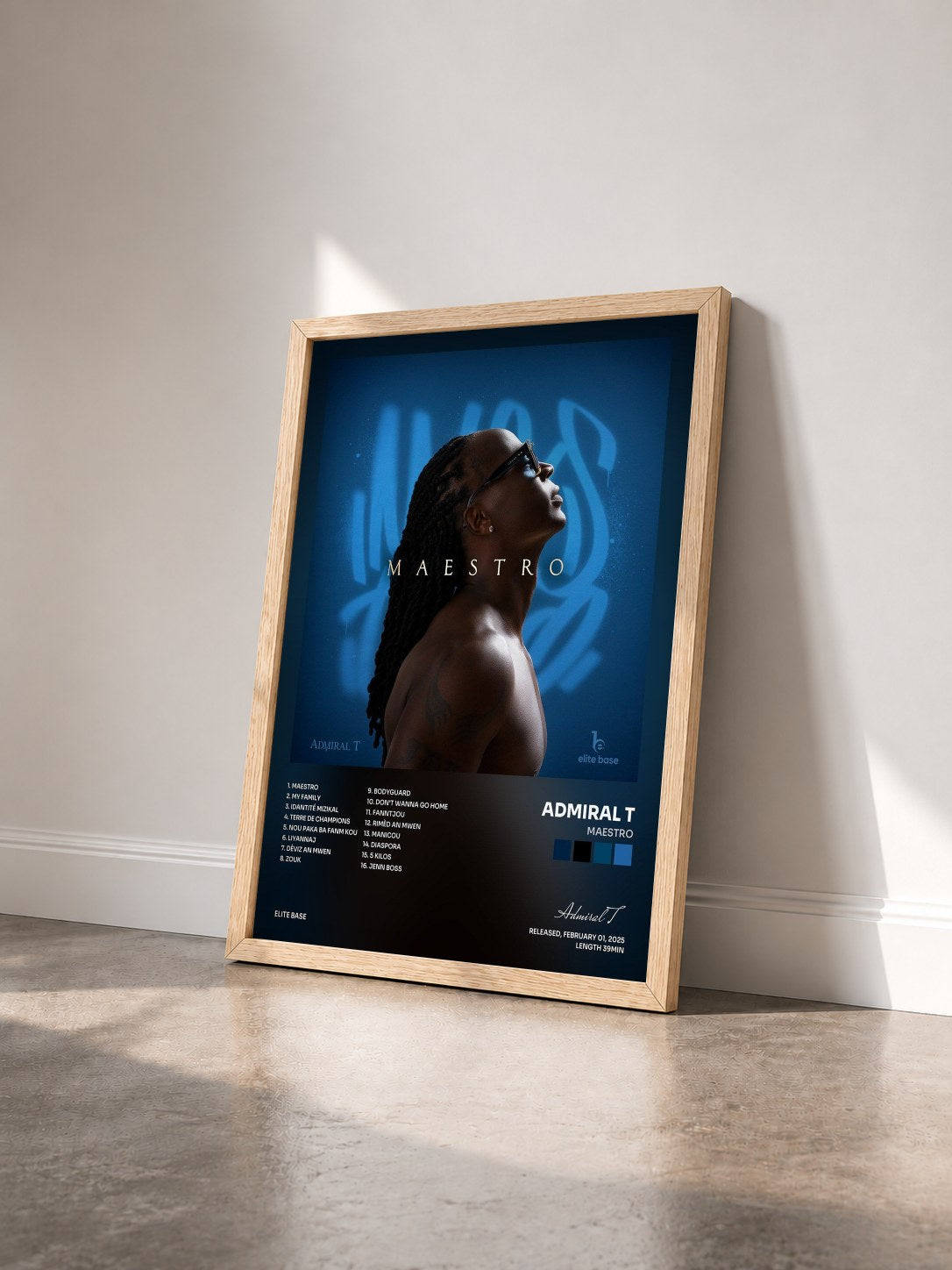 #bois Tableau de l'album MAESTRO de Admiral T vu de trois quarts, cadre en bois brut