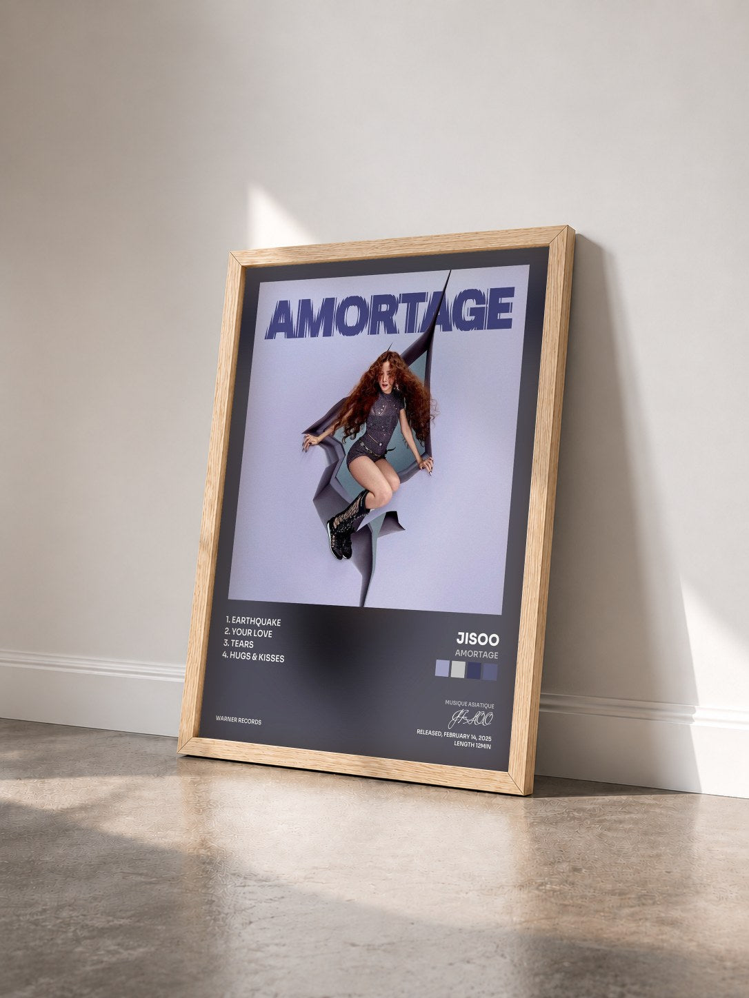 #bois Tableau de l'album AMORTAGE de JISOO vu de trois quarts, cadre en bois brut