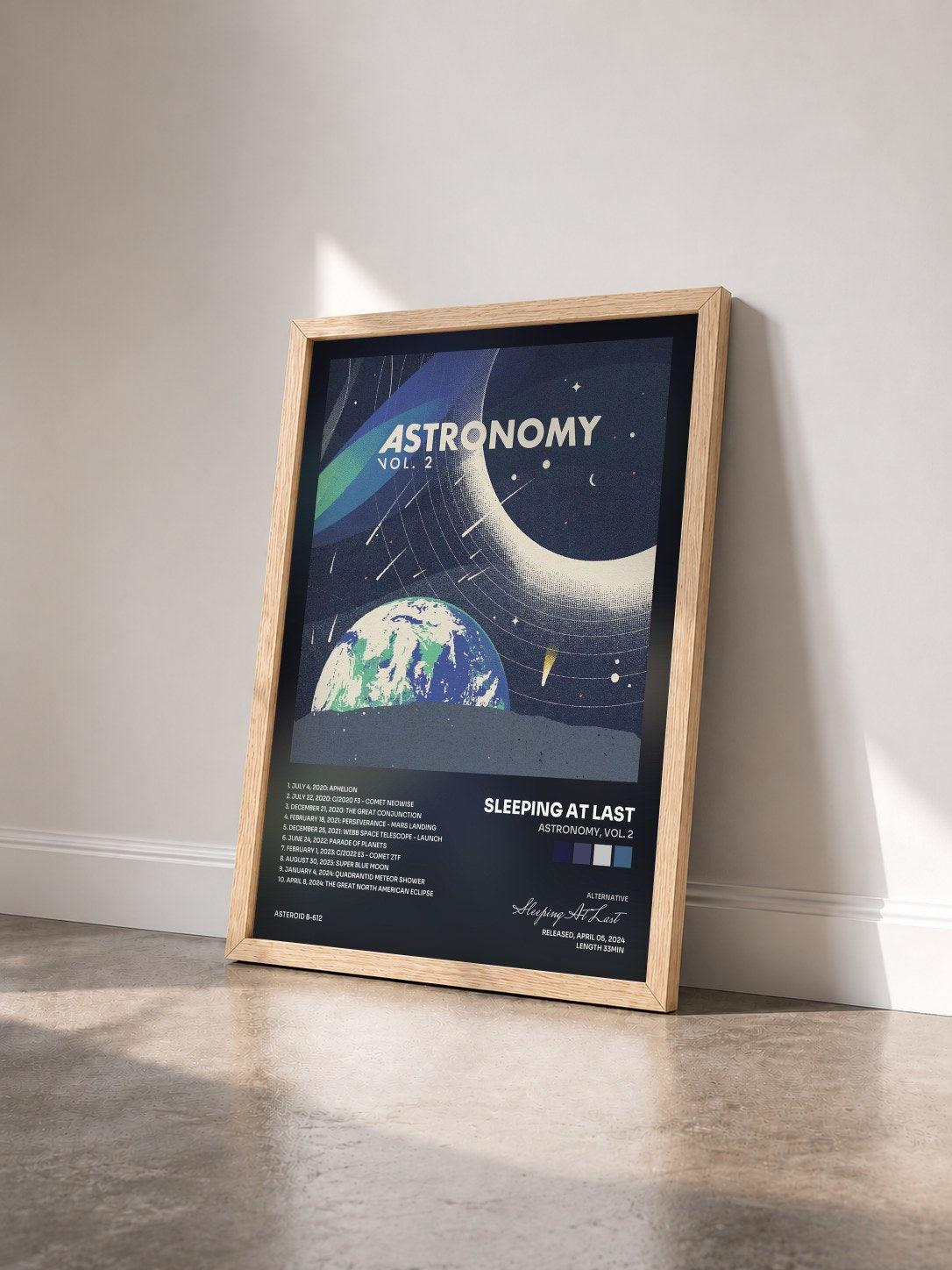 #bois Tableau de l'album Astronomy, Vol. 2 de Sleeping At Last vu de trois quarts, cadre en bois brut