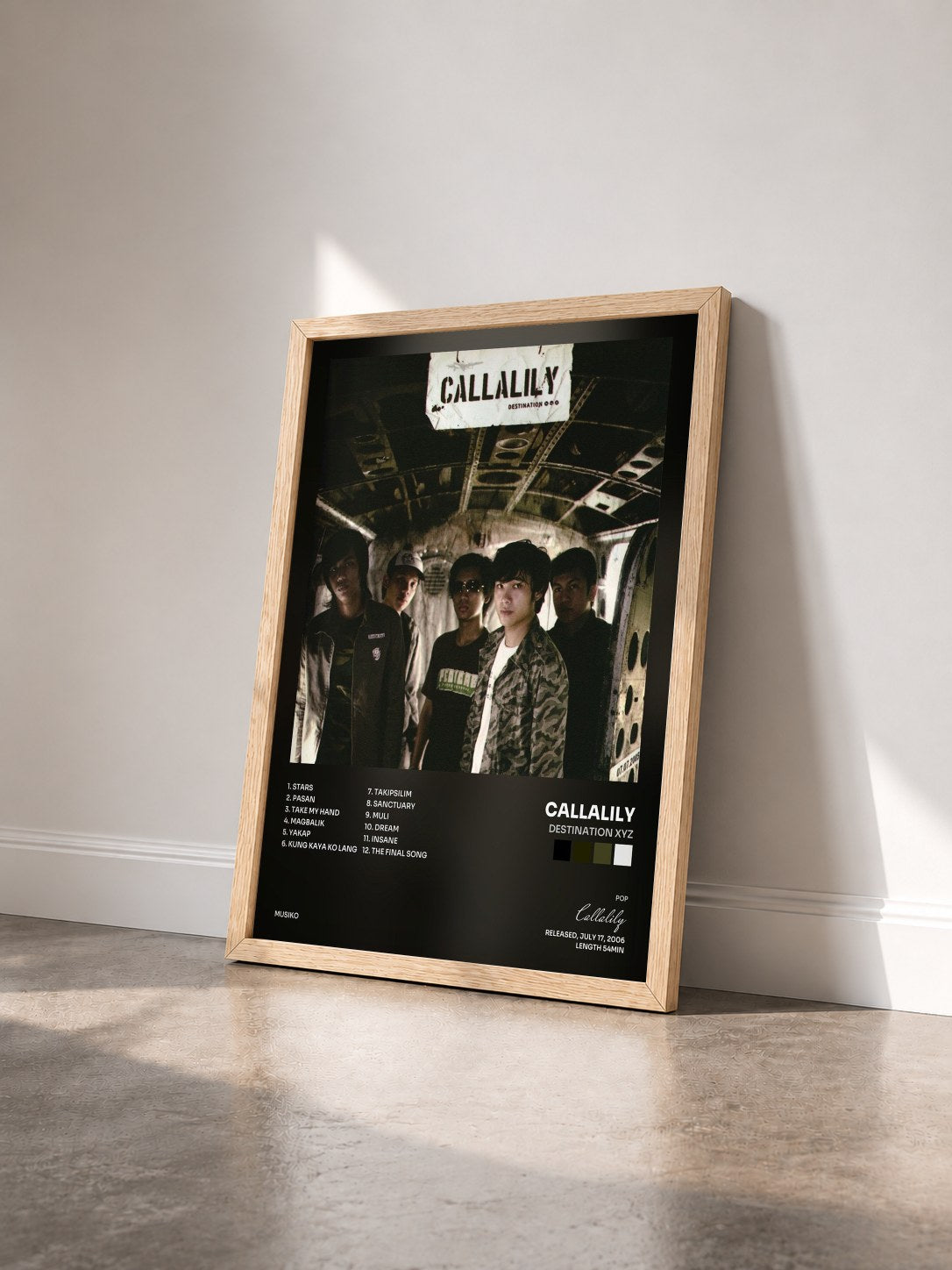 #bois Tableau de l'album Destination XYZ de Callalily vu de trois quarts, cadre en bois brut