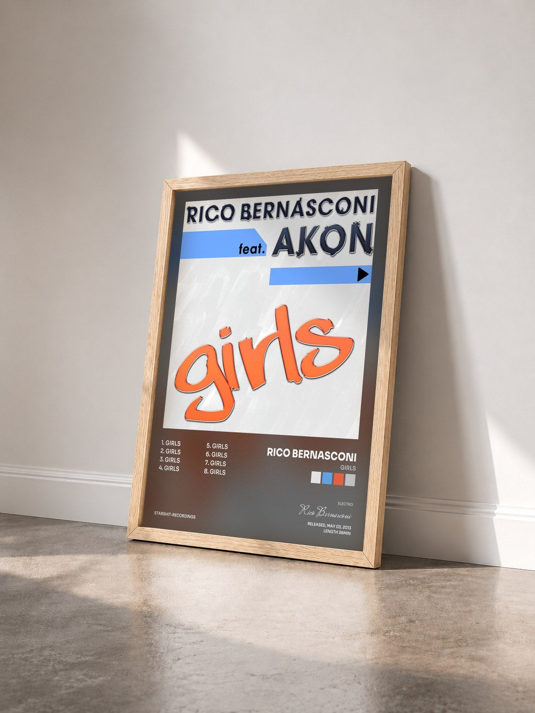 #bois Tableau de l'album Girls de Rico Bernasconi vu de trois quarts, cadre en bois brut