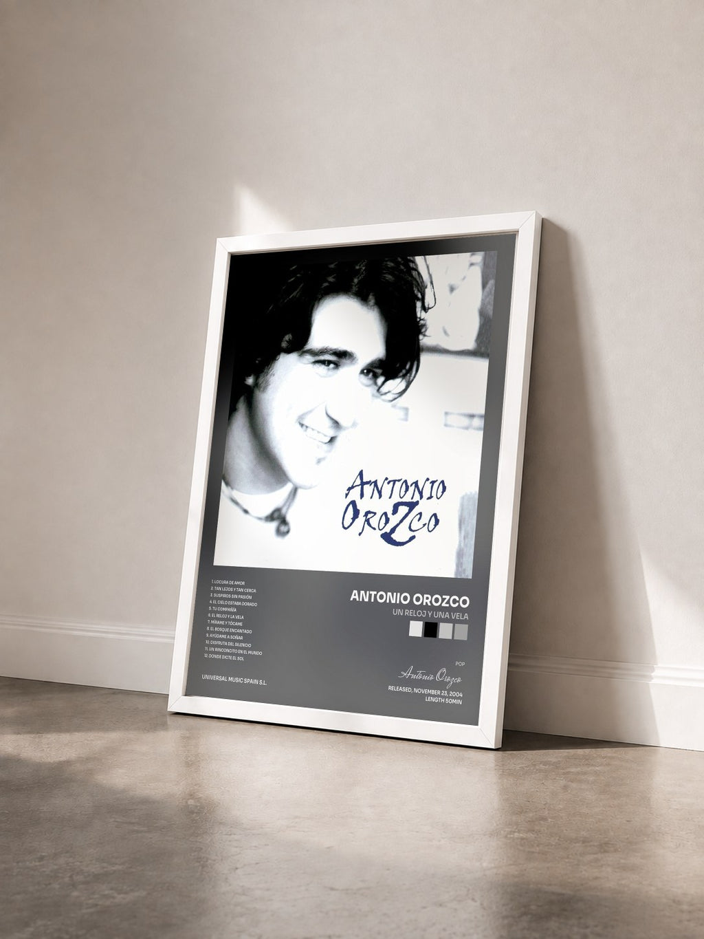 #blanc Tableau de l'album Un Reloj Y Una Vela de Antonio Orozco vu de trois quarts, cadre blanc