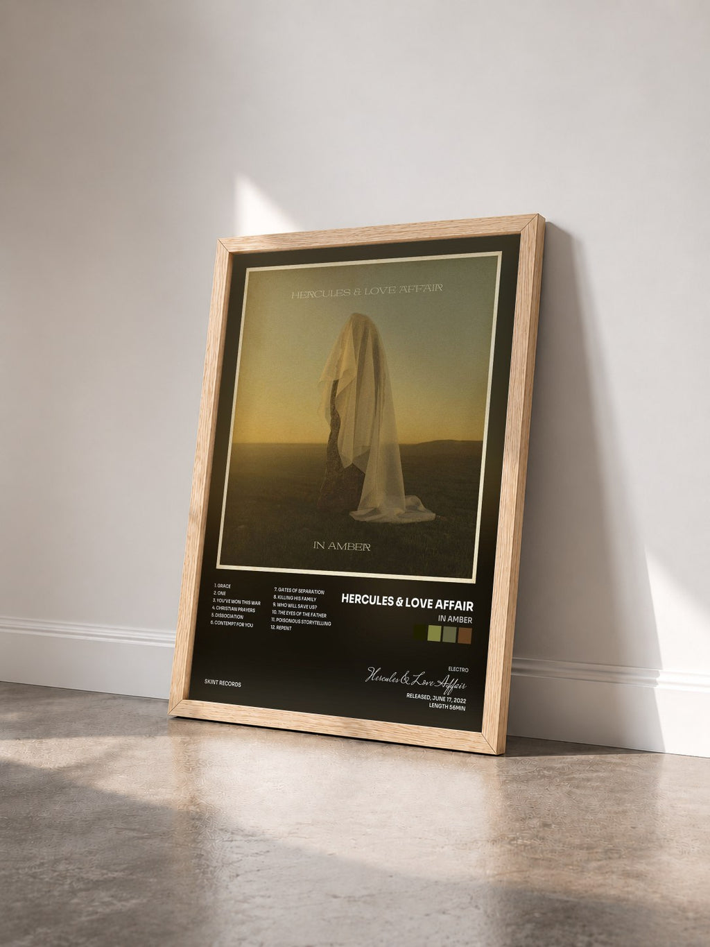 #bois Tableau de l'album In Amber de Hercules & Love Affair vu de trois quarts, cadre en bois brut