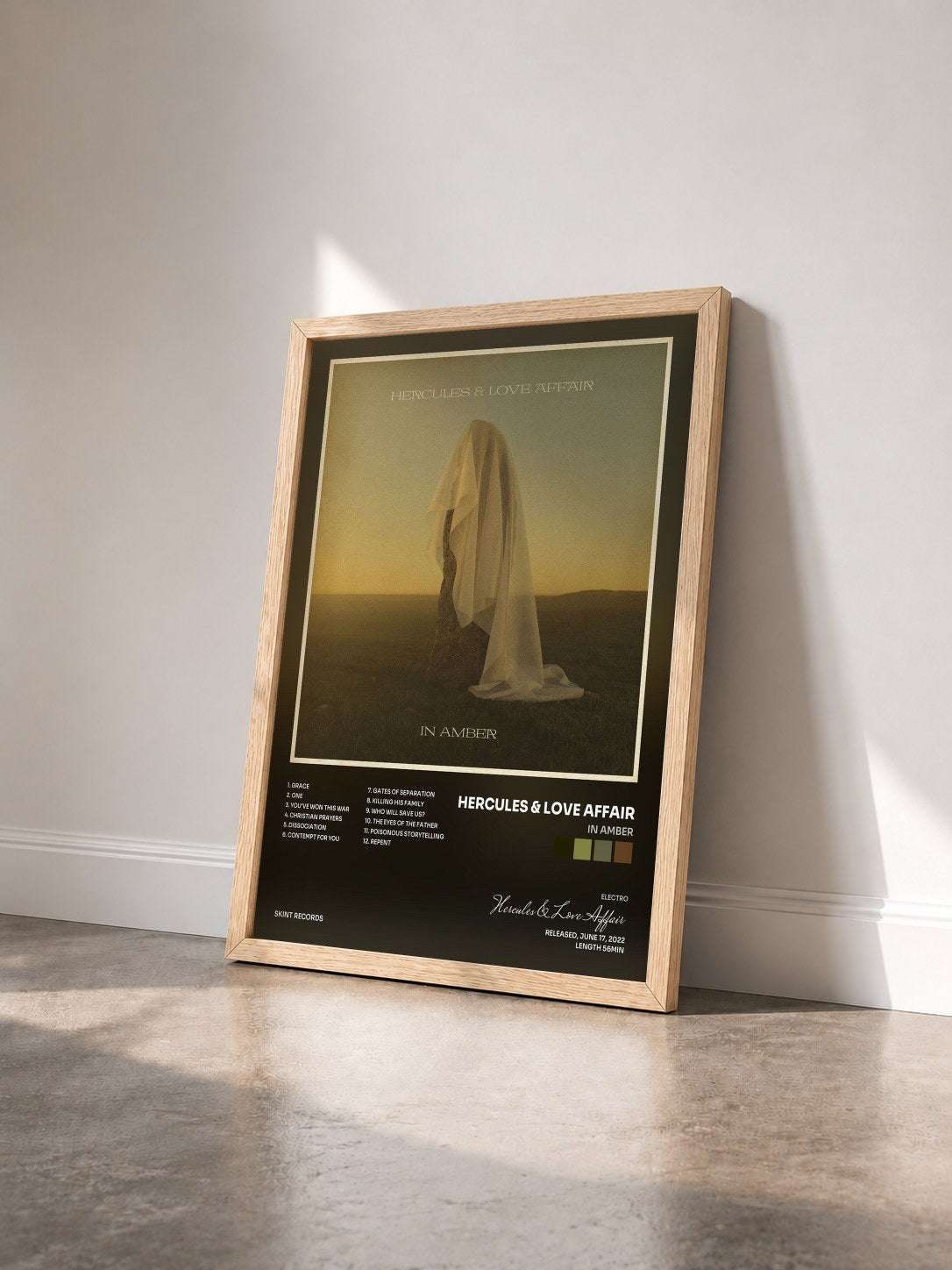#bois Tableau de l'album In Amber de Hercules & Love Affair vu de trois quarts, cadre en bois brut