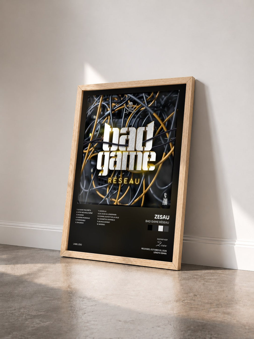 #bois Tableau de l'album Bad Game Réseau de Zesau vu de trois quarts, cadre en bois brut
