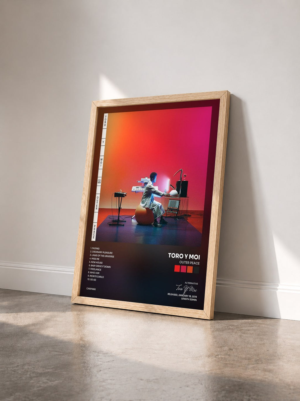 #bois Tableau de l'album Outer Peace de Toro Y Moi vu de trois quarts, cadre en bois brut
