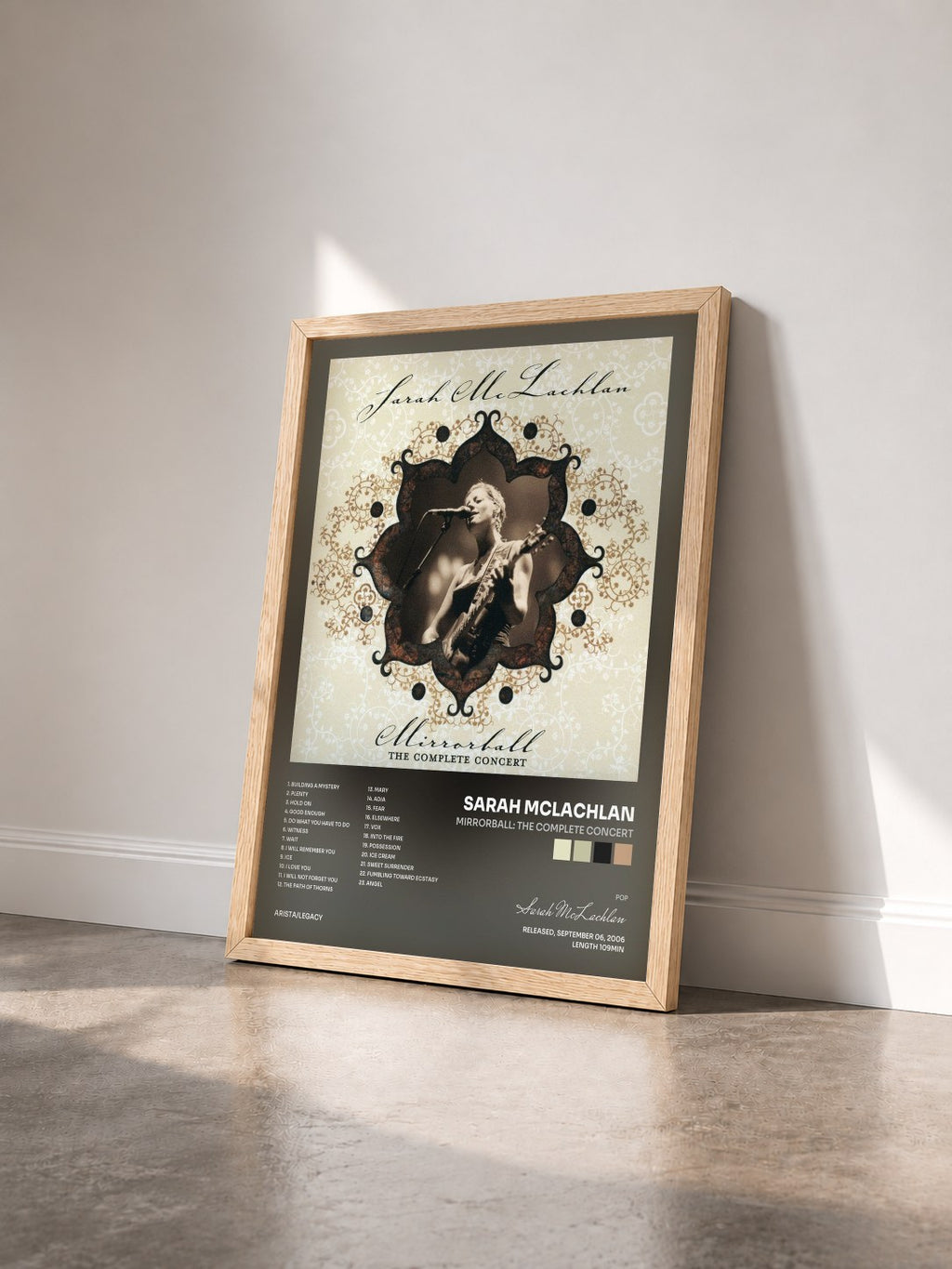 #bois Tableau de l'album Mirrorball: The Complete Concert de Sarah McLachlan vu de trois quarts, cadre en bois brut