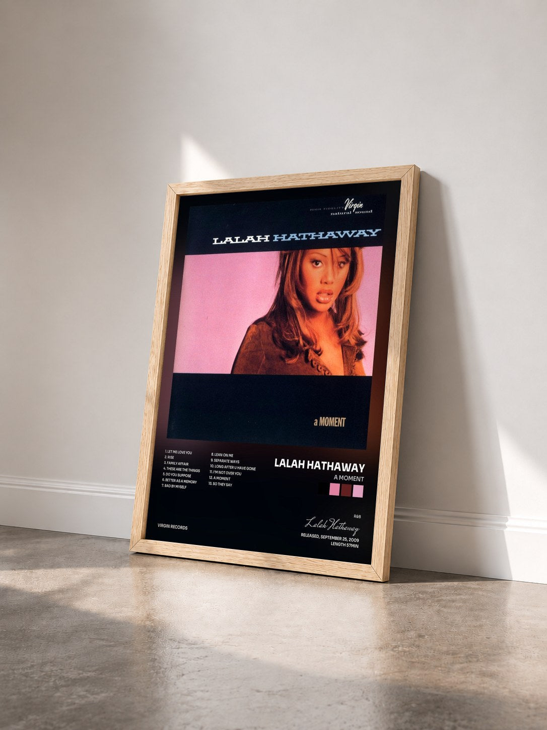 #bois Tableau de l'album A Moment de Lalah Hathaway vu de trois quarts, cadre en bois brut