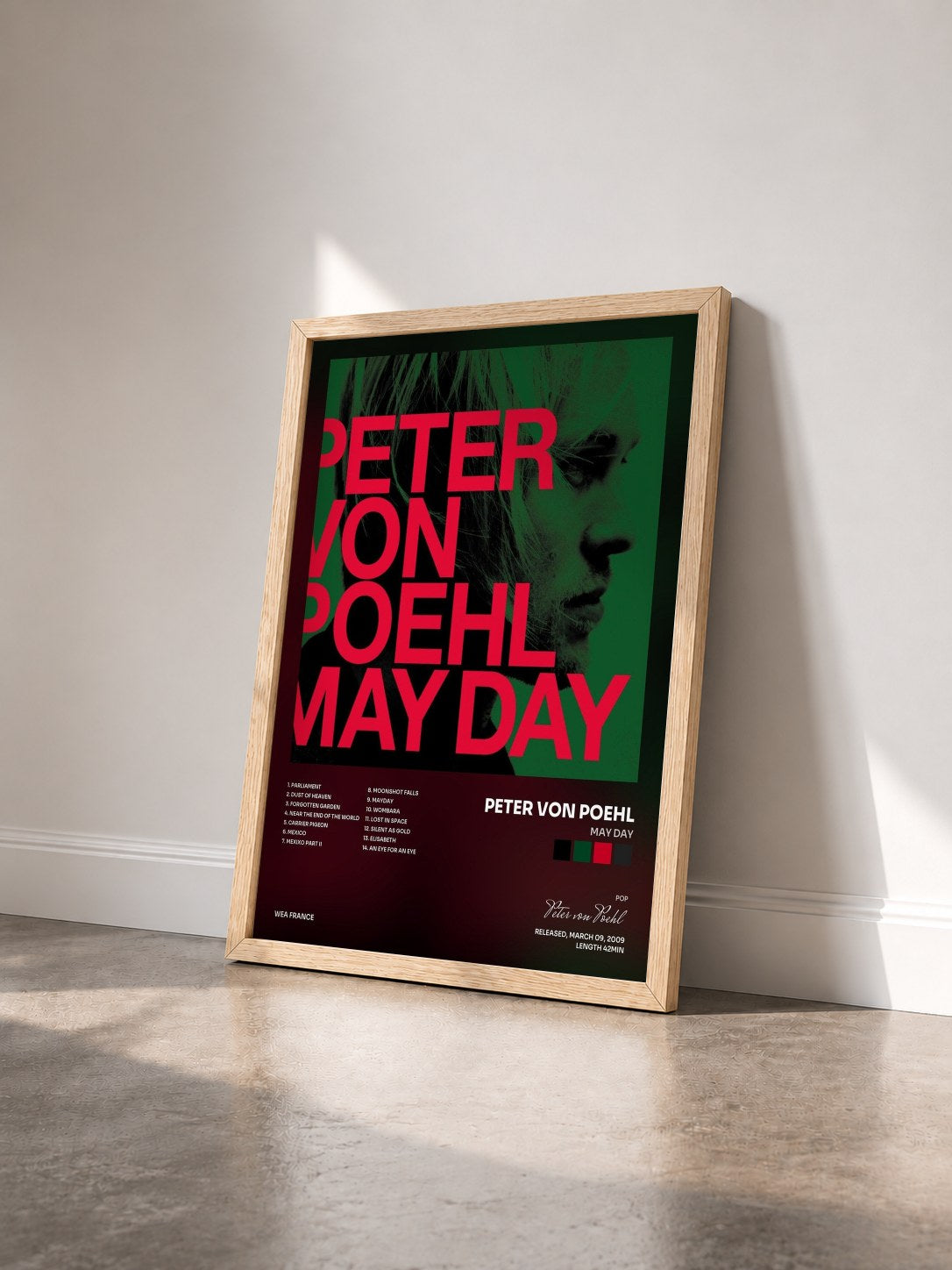 #bois Tableau de l'album May Day de Peter von Poehl vu de trois quarts, cadre en bois brut