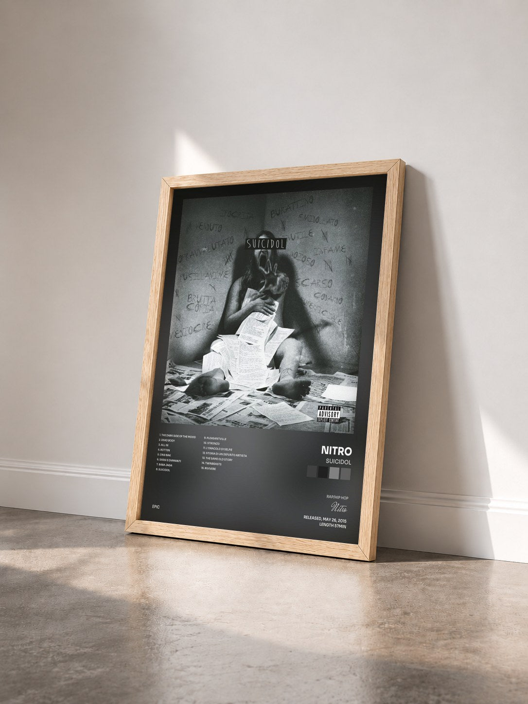 #bois Tableau de l'album Suicidol de Nitro vu de trois quarts, cadre en bois brut