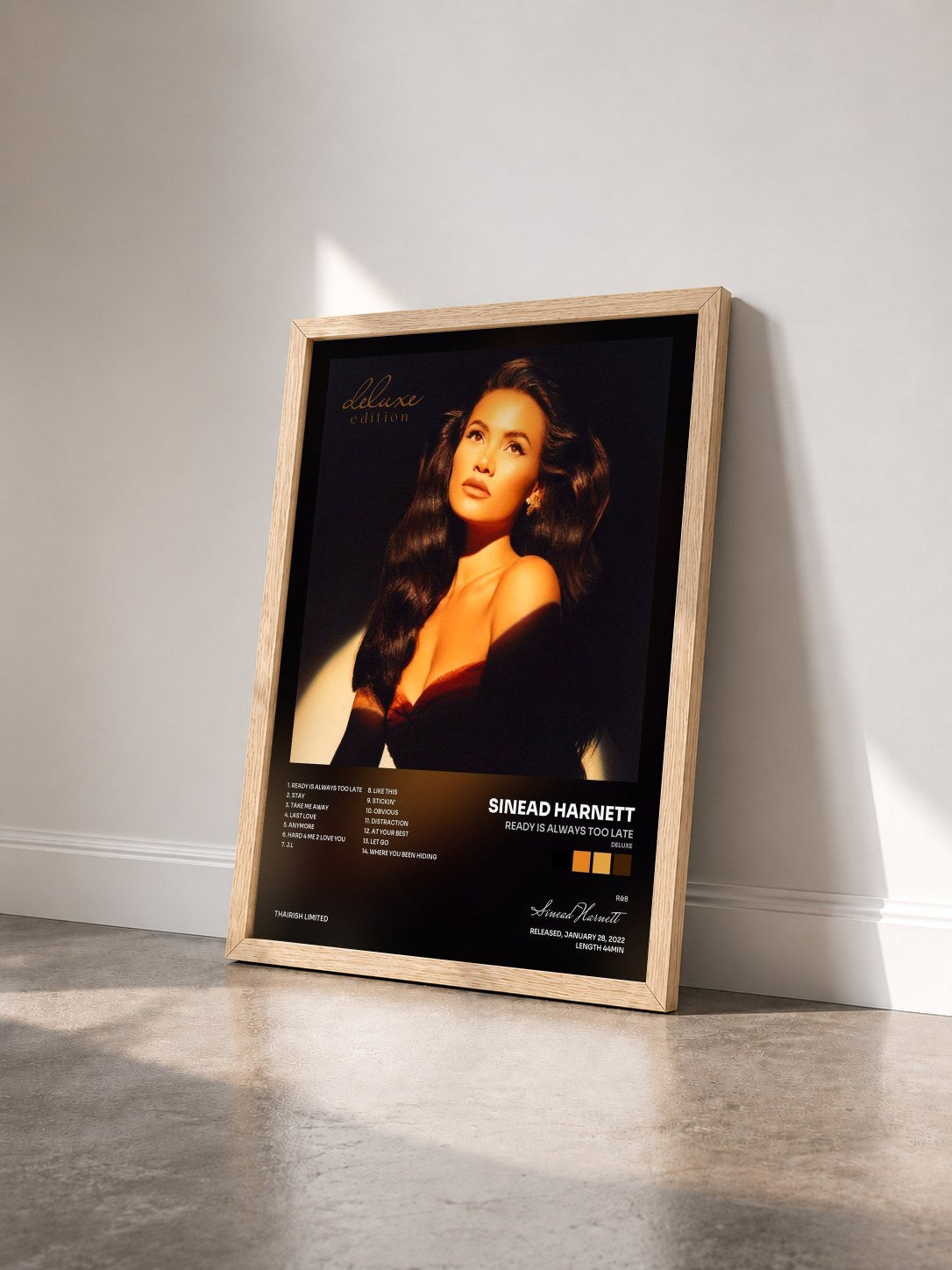 #bois Tableau de l'album Ready Is Always Too Late (Deluxe) de Sinead Harnett vu de trois quarts, cadre en bois brut