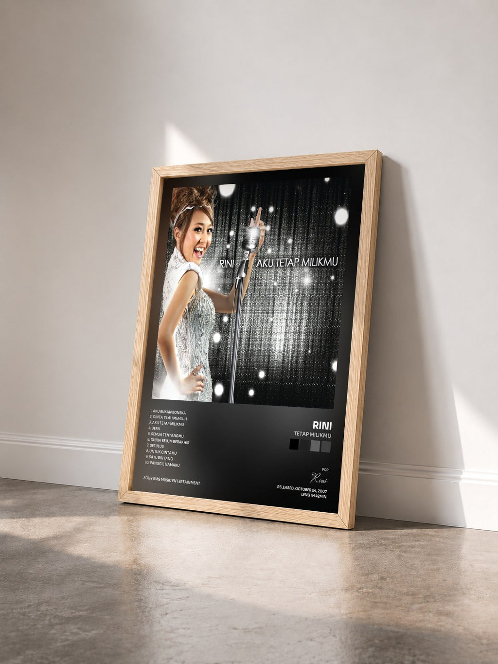 #bois Tableau de l'album Tetap Milikmu de Rini vu de trois quarts, cadre en bois brut