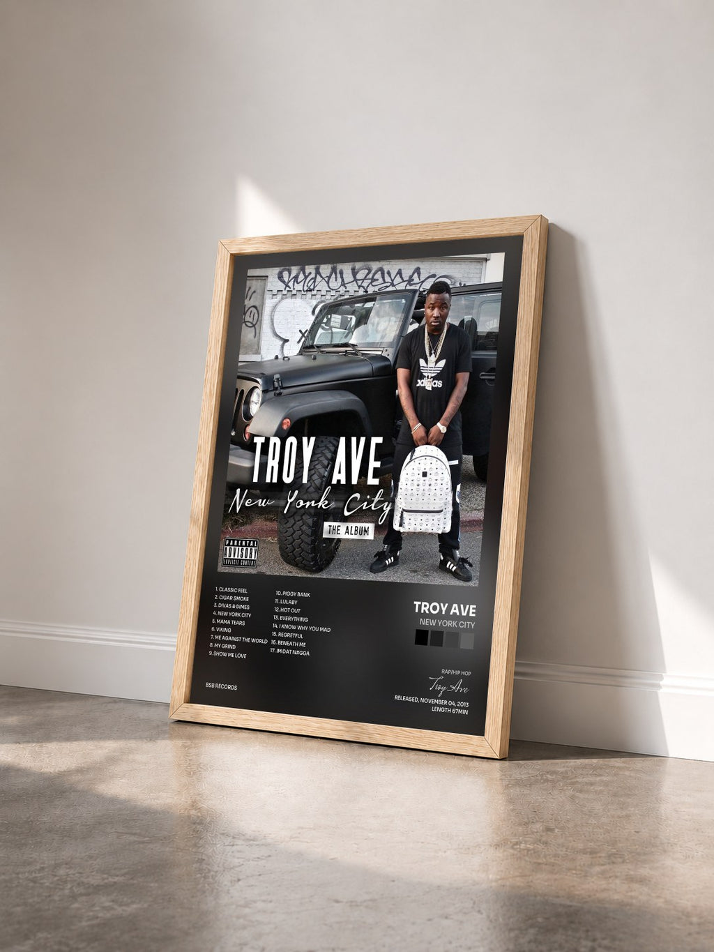 #bois Tableau de l'album New York City de Troy Ave vu de trois quarts, cadre en bois brut