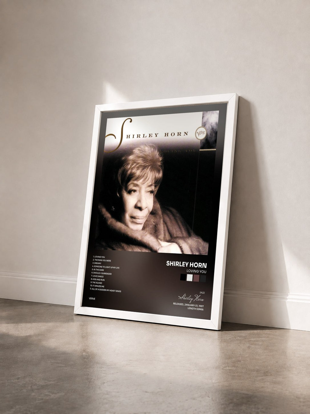 #blanc Tableau de l'album Loving You de Shirley Horn vu de trois quarts, cadre blanc