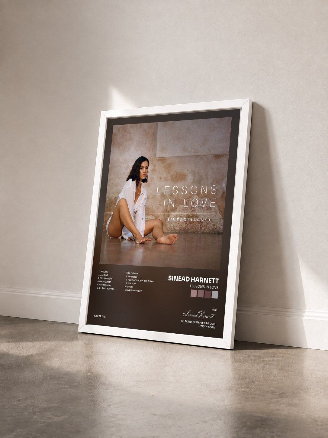 #blanc Tableau de l'album Lessons in Love de Sinead Harnett vu de trois quarts, cadre blanc