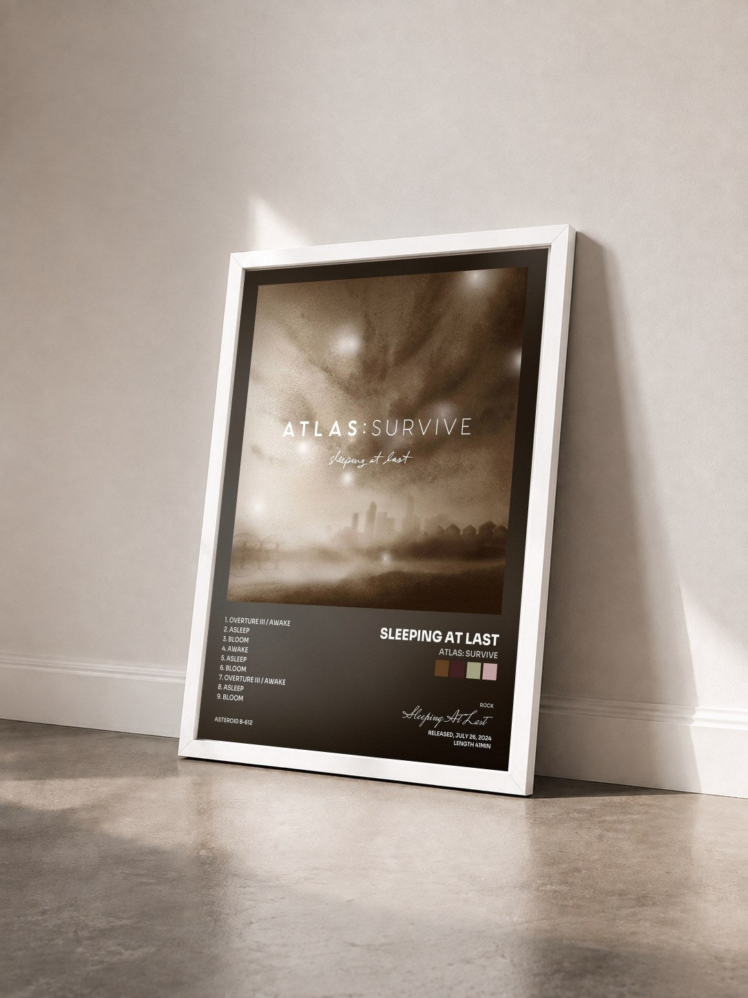 #blanc Tableau de l'album Atlas: Survive de Sleeping At Last vu de trois quarts, cadre blanc