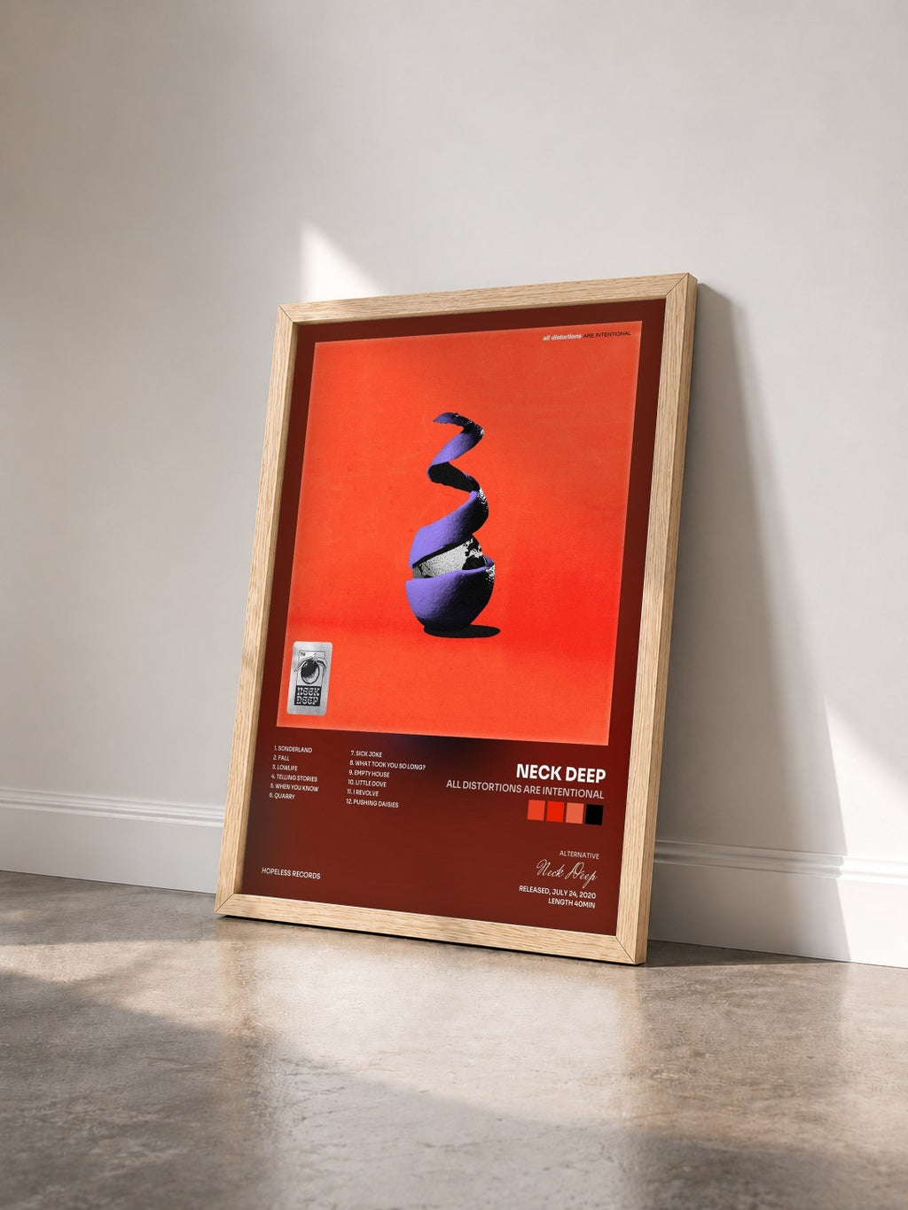 #bois Tableau de l'album All Distortions Are Intentional de Neck Deep vu de trois quarts, cadre en bois brut
