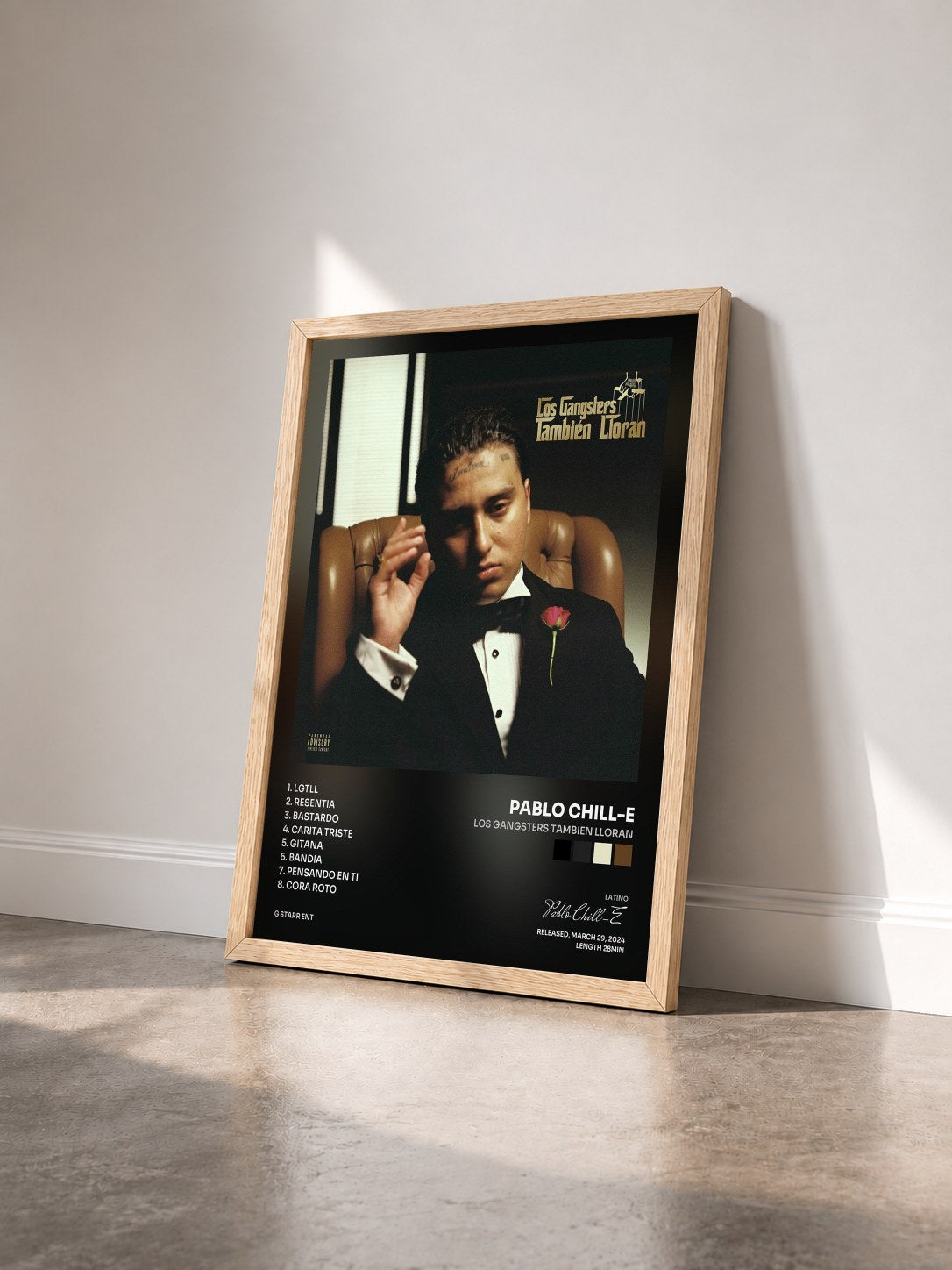 #bois Tableau de l'album Los Gangsters Tambien Lloran de Pablo Chill-E vu de trois quarts, cadre en bois brut