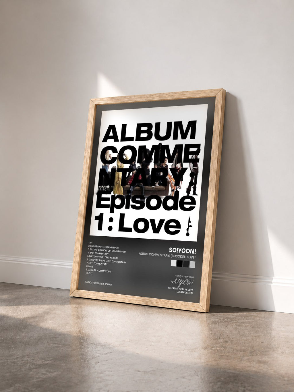 #bois Tableau de l'album Album Commentary: [Episode1 : Love] de So!YoON! vu de trois quarts, cadre en bois brut