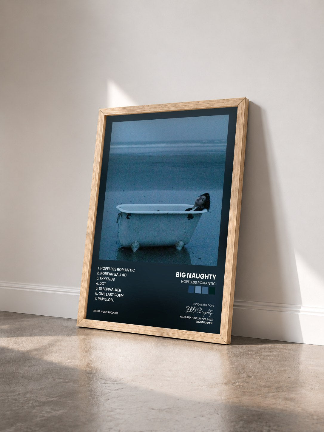 #bois Tableau de l'album Hopeless Romantic de BIG Naughty vu de trois quarts, cadre en bois brut