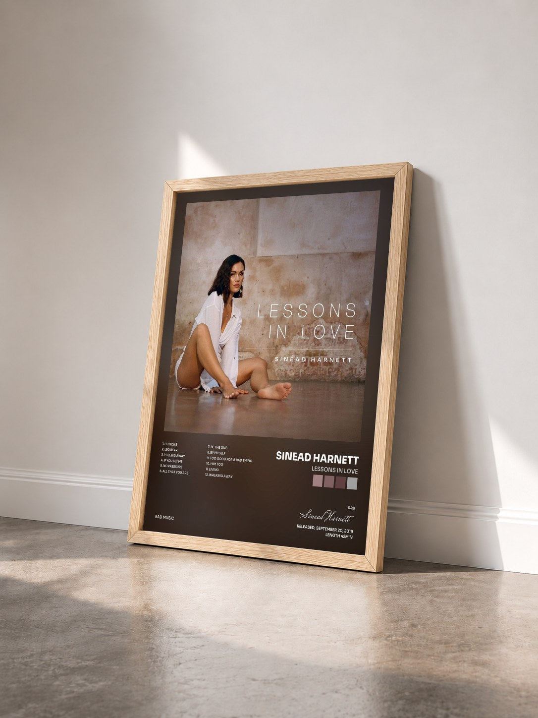 #bois Tableau de l'album Lessons in Love de Sinead Harnett vu de trois quarts, cadre en bois brut