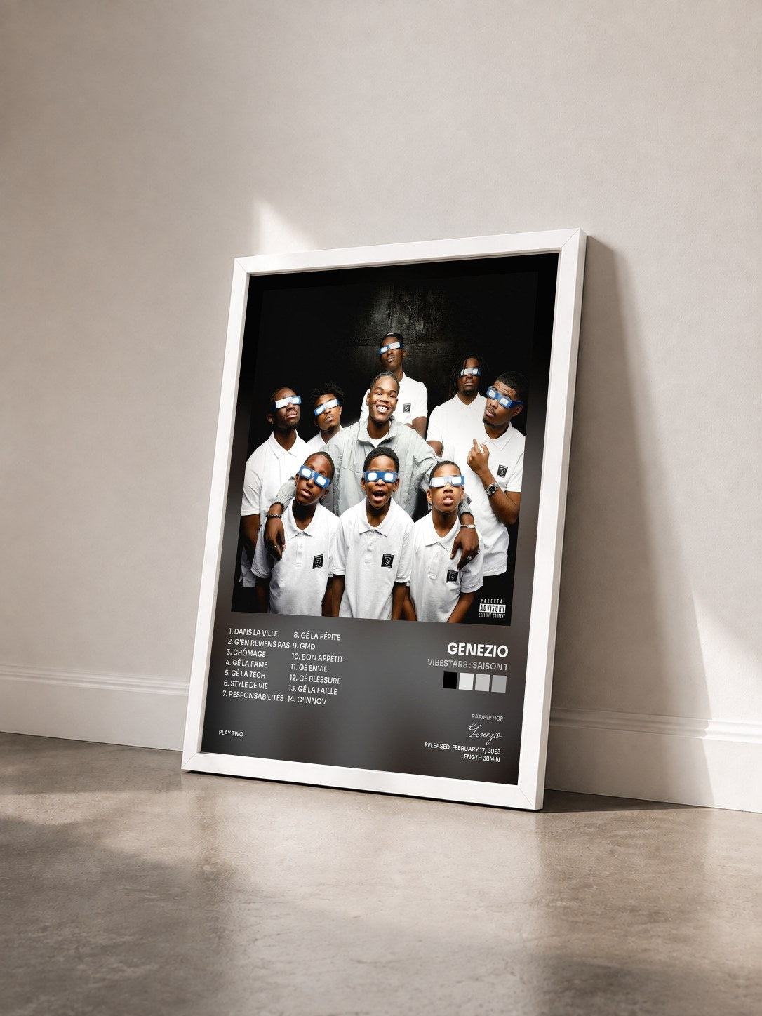 #blanc Tableau de l'album VIBESTARS : SAISON 1 de Genezio vu de trois quarts, cadre blanc