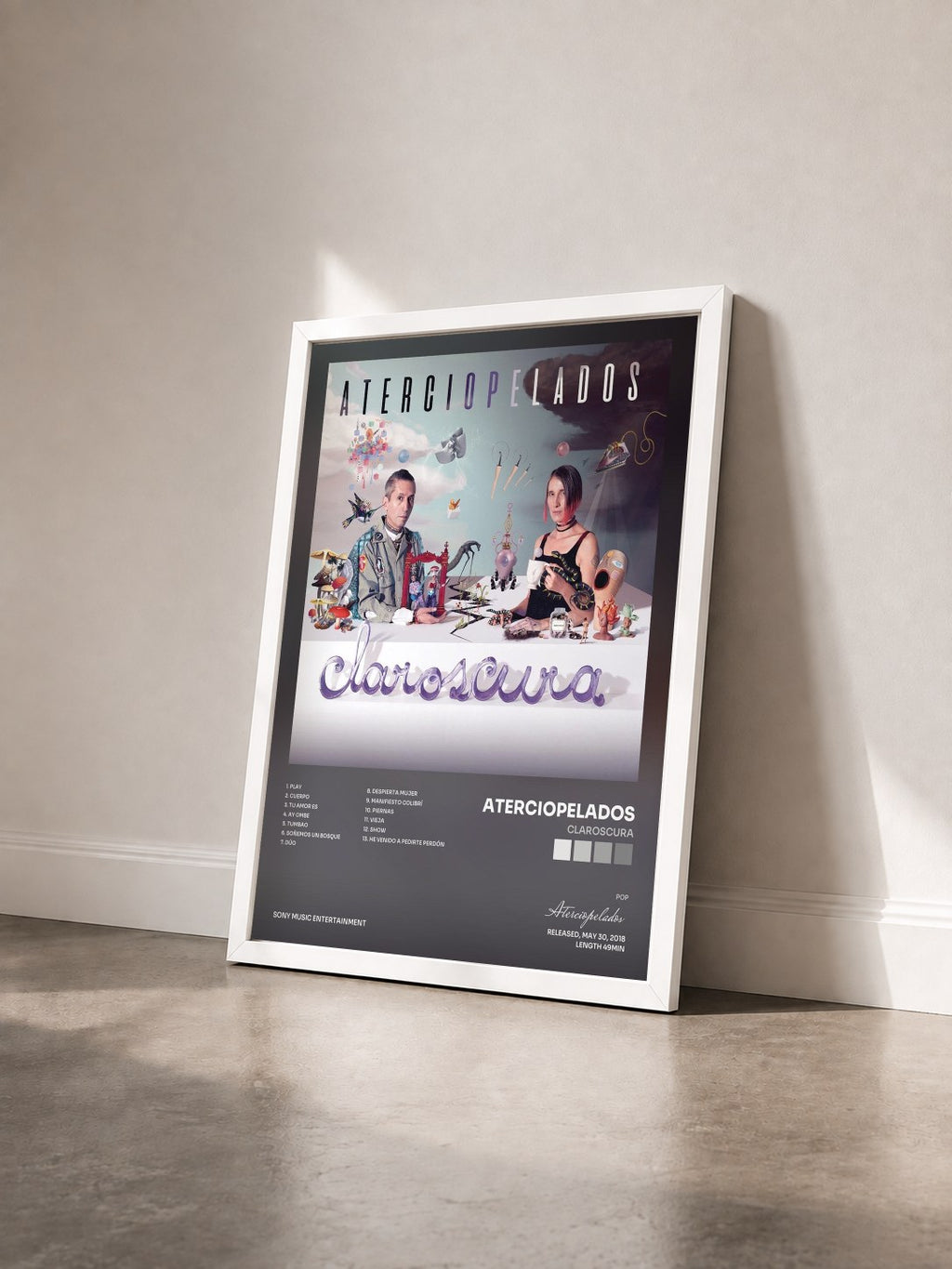 #blanc Tableau de l'album Claroscura de Aterciopelados vu de trois quarts, cadre blanc