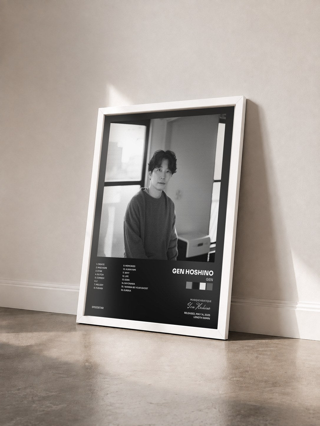 #blanc Tableau de l'album Gen de Gen Hoshino vu de trois quarts, cadre blanc
