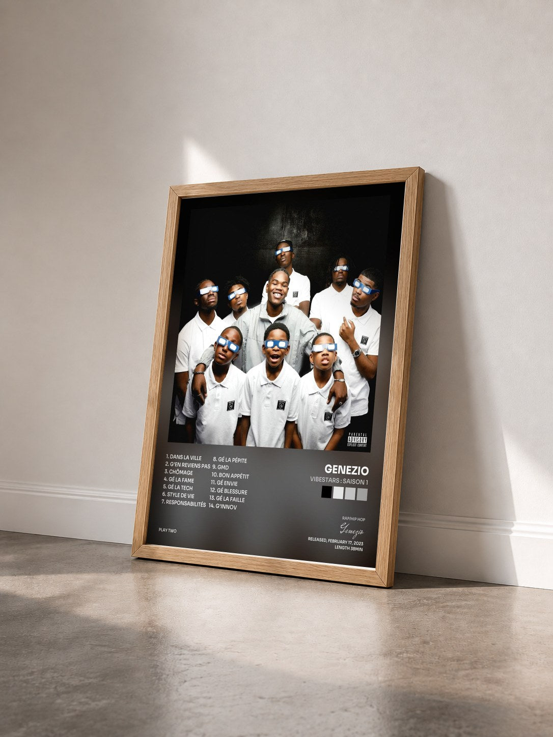 #bois Tableau de l'album VIBESTARS : SAISON 1 de Genezio vu de trois quarts, cadre en bois brut