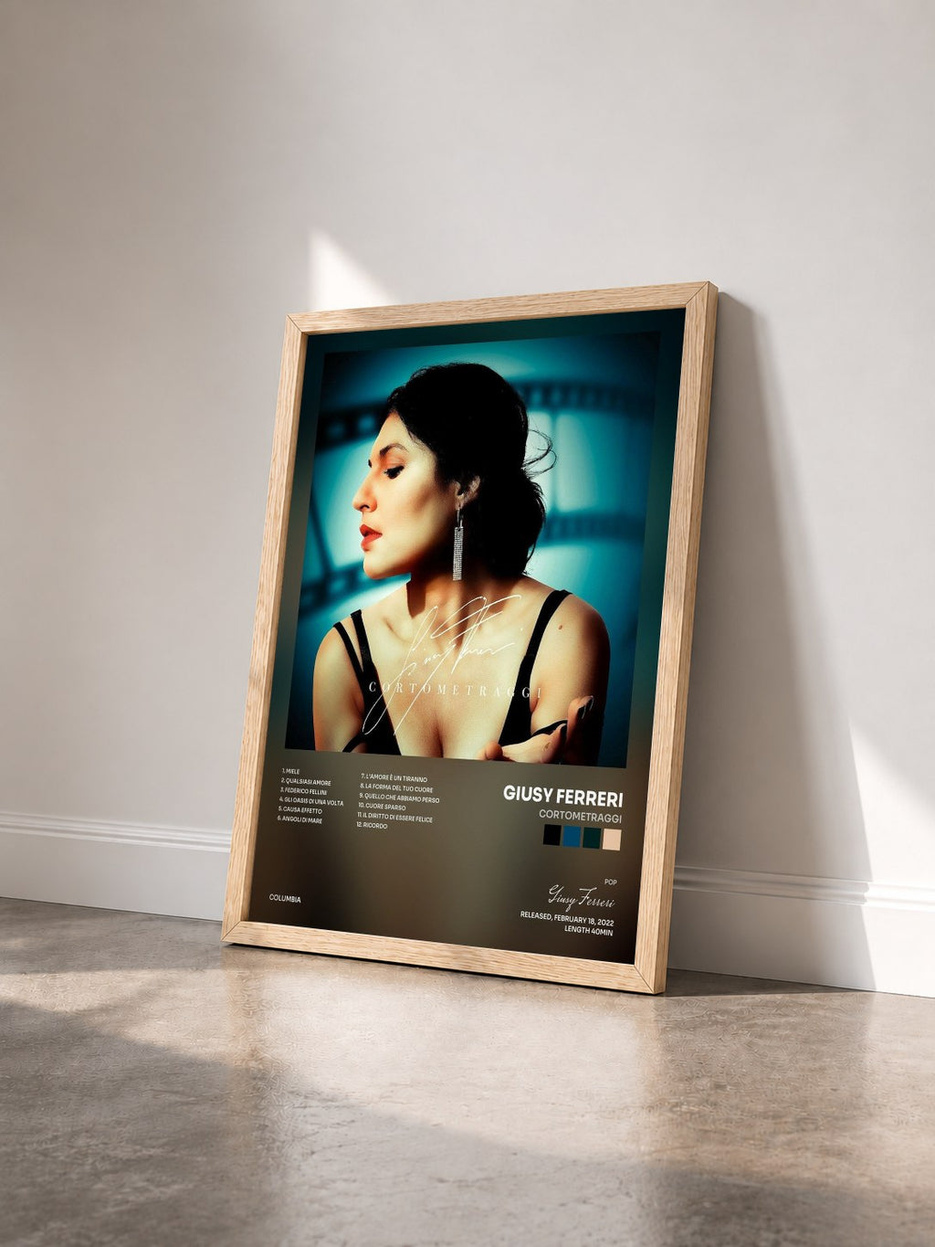 #bois Tableau de l'album Cortometraggi de Giusy Ferreri vu de trois quarts, cadre en bois brut