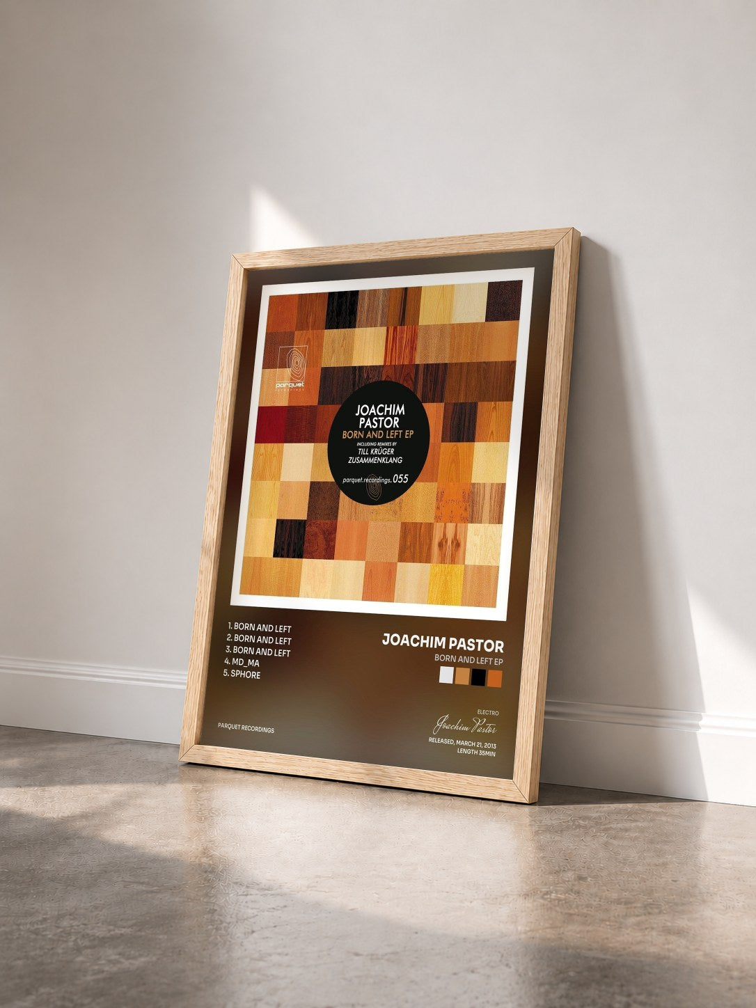 #bois Tableau de l'album Born and Left EP de Joachim Pastor vu de trois quarts, cadre en bois brut