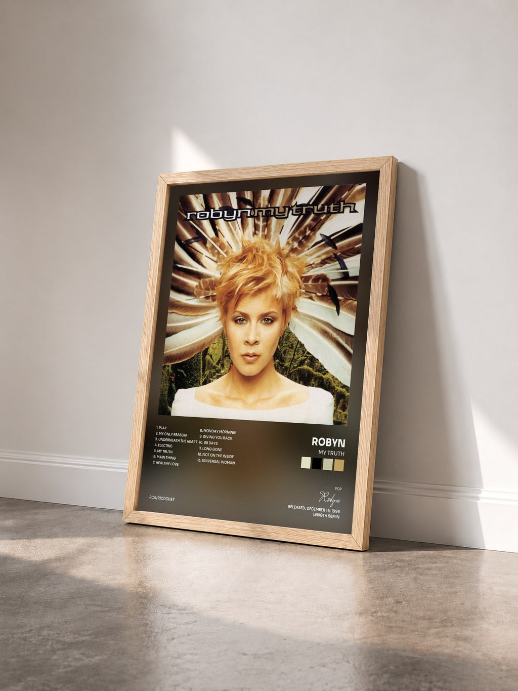 #bois Tableau de l'album My Truth de Robyn vu de trois quarts, cadre en bois brut
