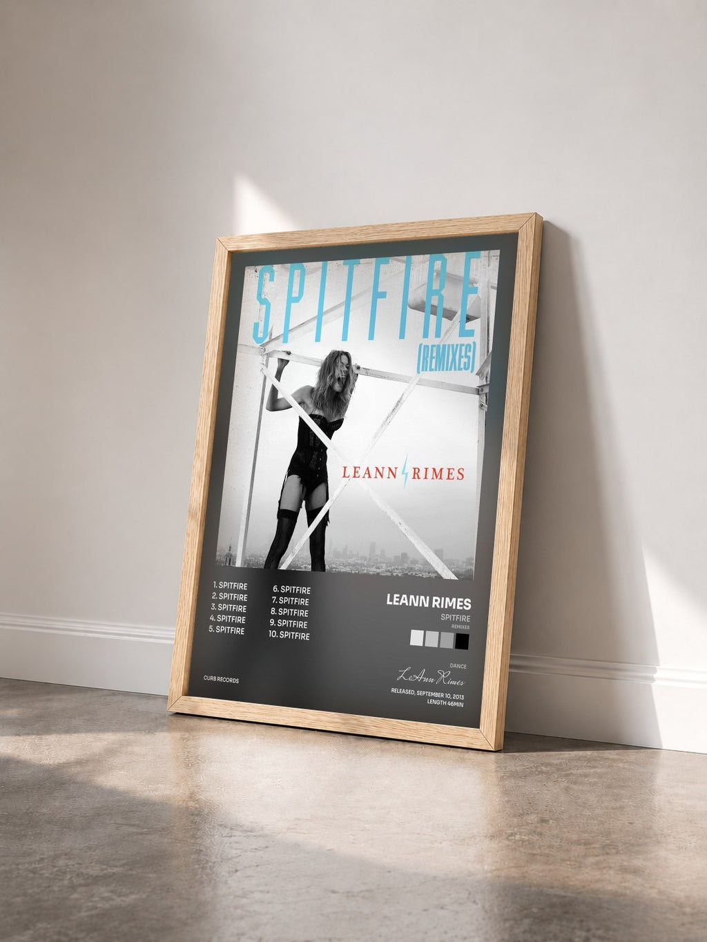 #bois Tableau de l'album Spitfire (Remixes) de LeAnn Rimes vu de trois quarts, cadre en bois brut
