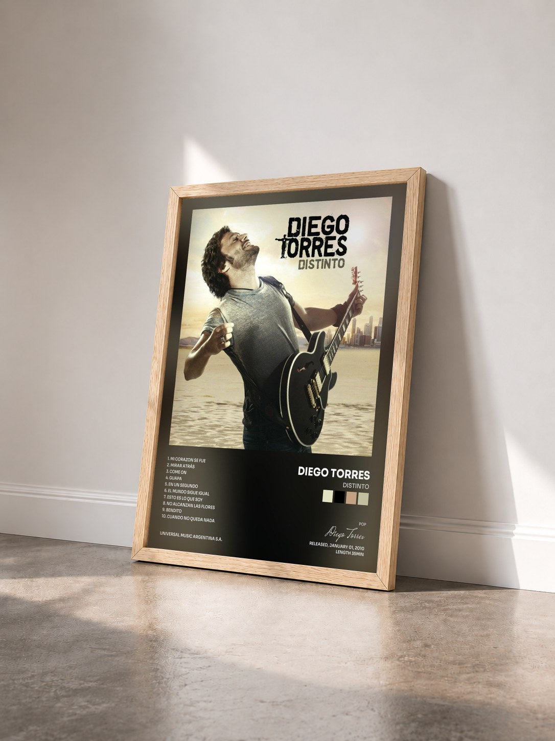 #bois Tableau de l'album Distinto de Diego Torres vu de trois quarts, cadre en bois brut